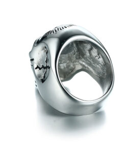 Bague avec tete de mort et yeux rouge
