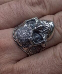 Bague tête de mort mexicaine au doigt