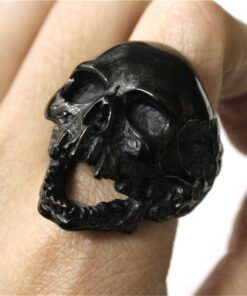 Bague tete de mort noir au doigt