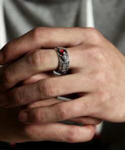 Bague argent tibetaine au doigt
