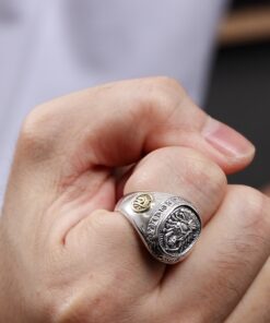 Bague bouddha argent au doigt