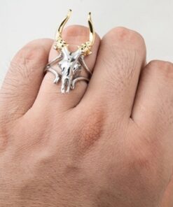 Bague en bois de cerf au doigt