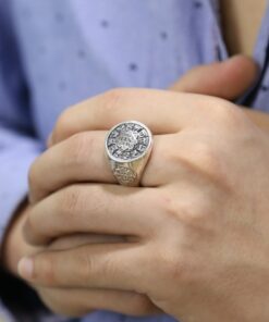 Bague fleur de lotus argent au doigt