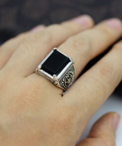 Bague homme argent pierre noire au doigt