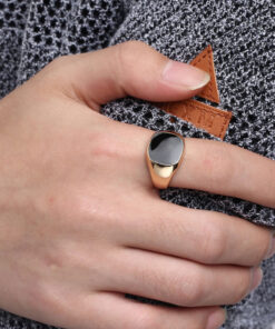 Bague homme pierre au doigt