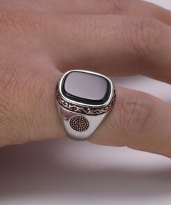 Bague homme pierre semi precieuse au doigt