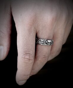 Bague tete de mort acier inoxydable au doigt