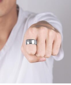 Bague tibétaine homme au doigt