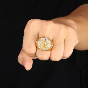 Chevaliere cannabis au doigt